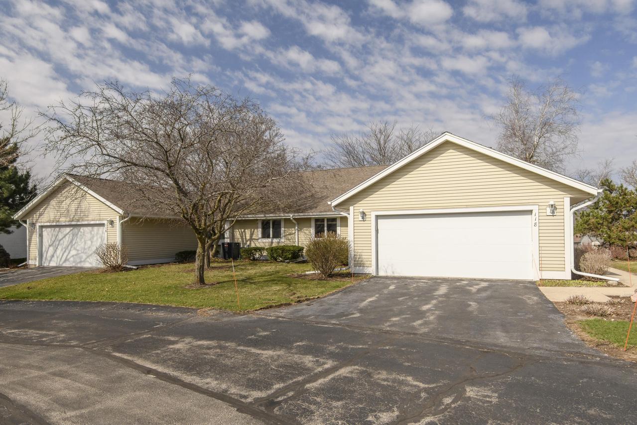 118 Harrogate Dr, Waukesha, WI 53188