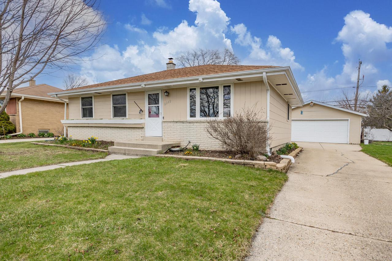 2242 W Carrington Ave, Oak Creek, WI 53154