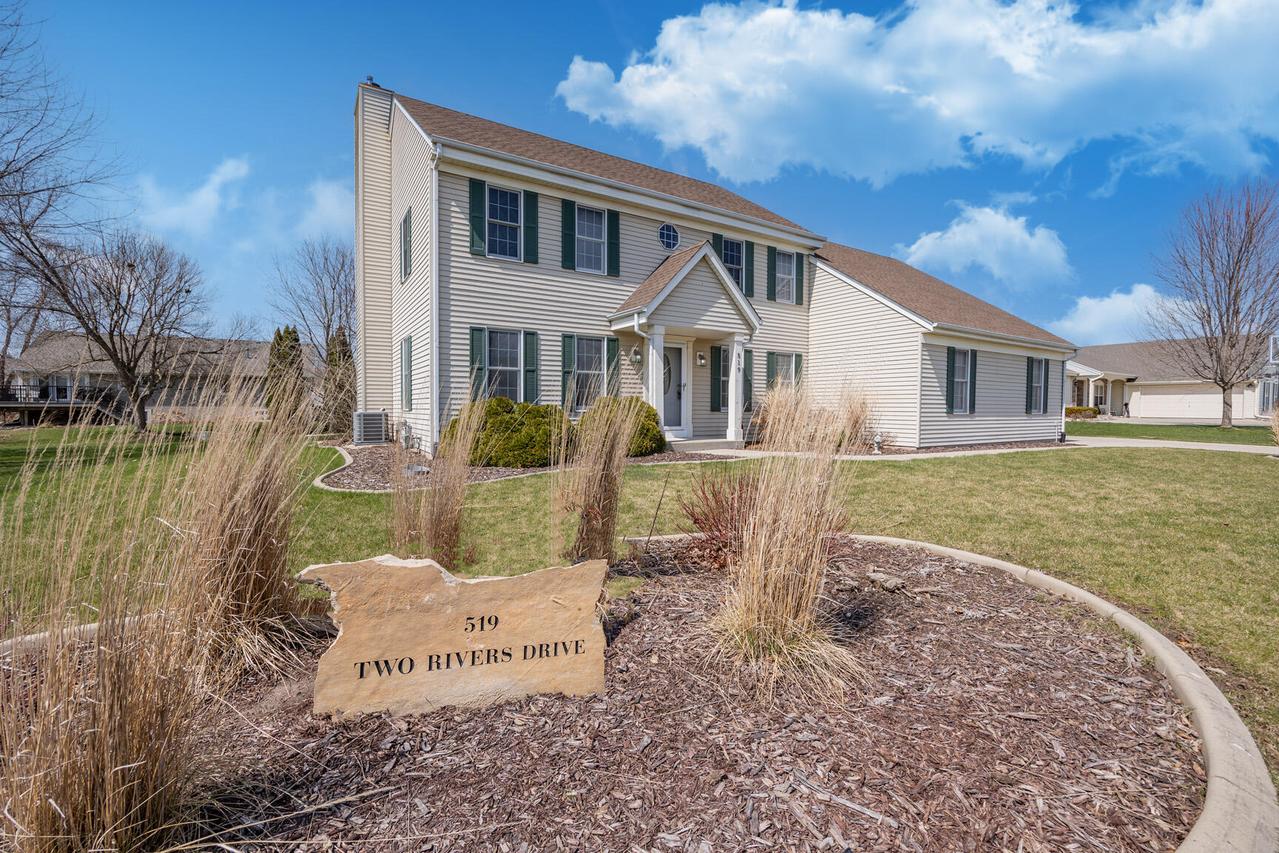 519 Two Rivers Dr, Mukwonago, WI 53149