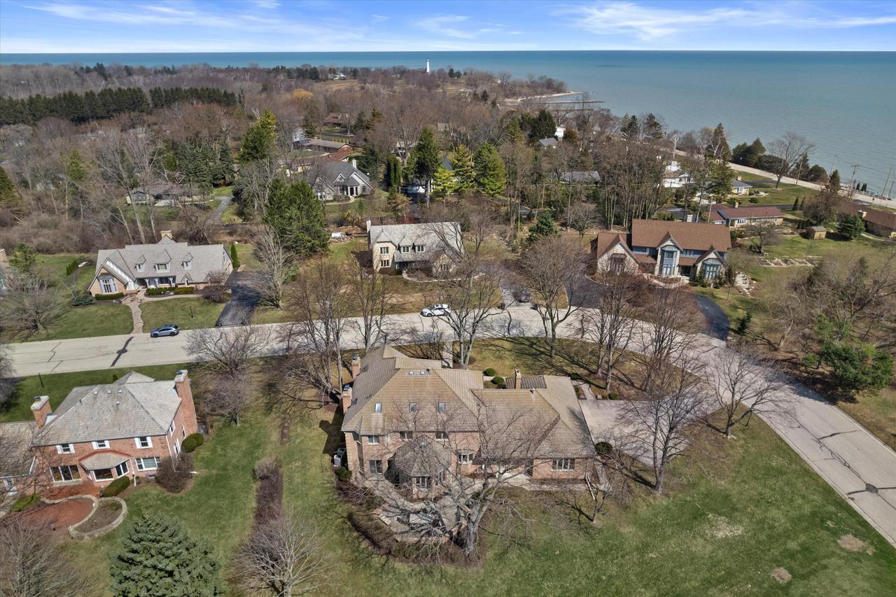 130 Lamplighter Ln, Wind Point, WI 53402