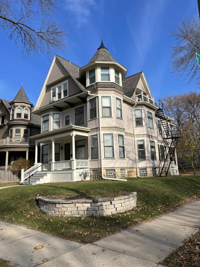 2704 N Hackett Ave, Milwaukee, WI 53211