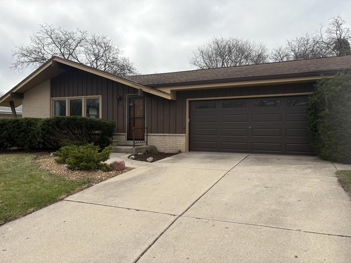 231 E Sunset Dr, Oak Creek, WI 53154
