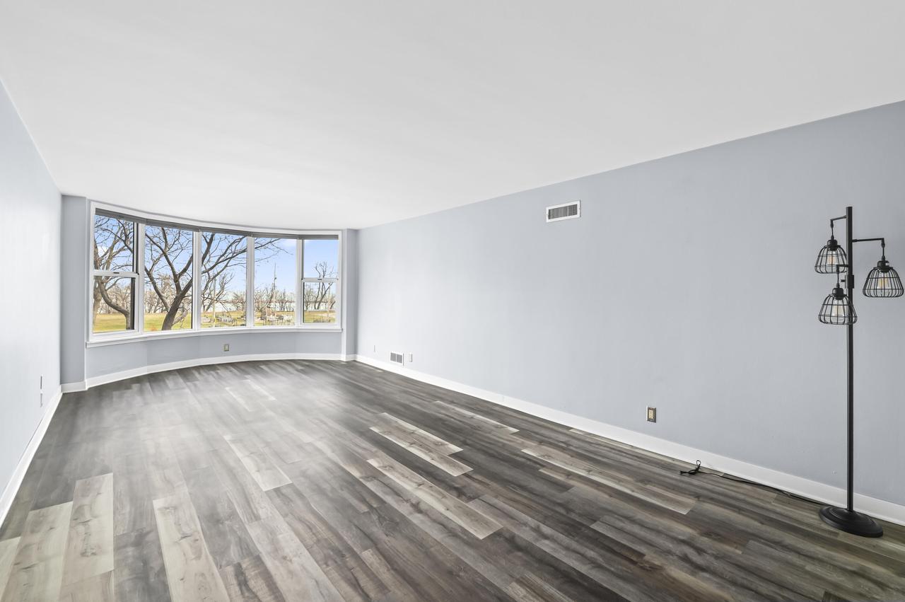 2525 S Shore Dr #2D, Milwaukee, WI 53207