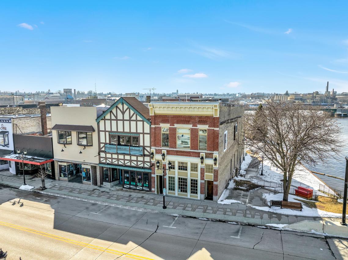 810 S 8th St, Manitowoc, WI 54220