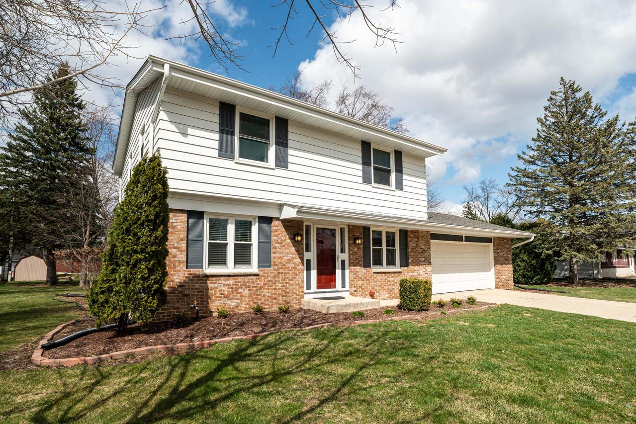 132 W Juniper Dr, Grafton, WI 53024