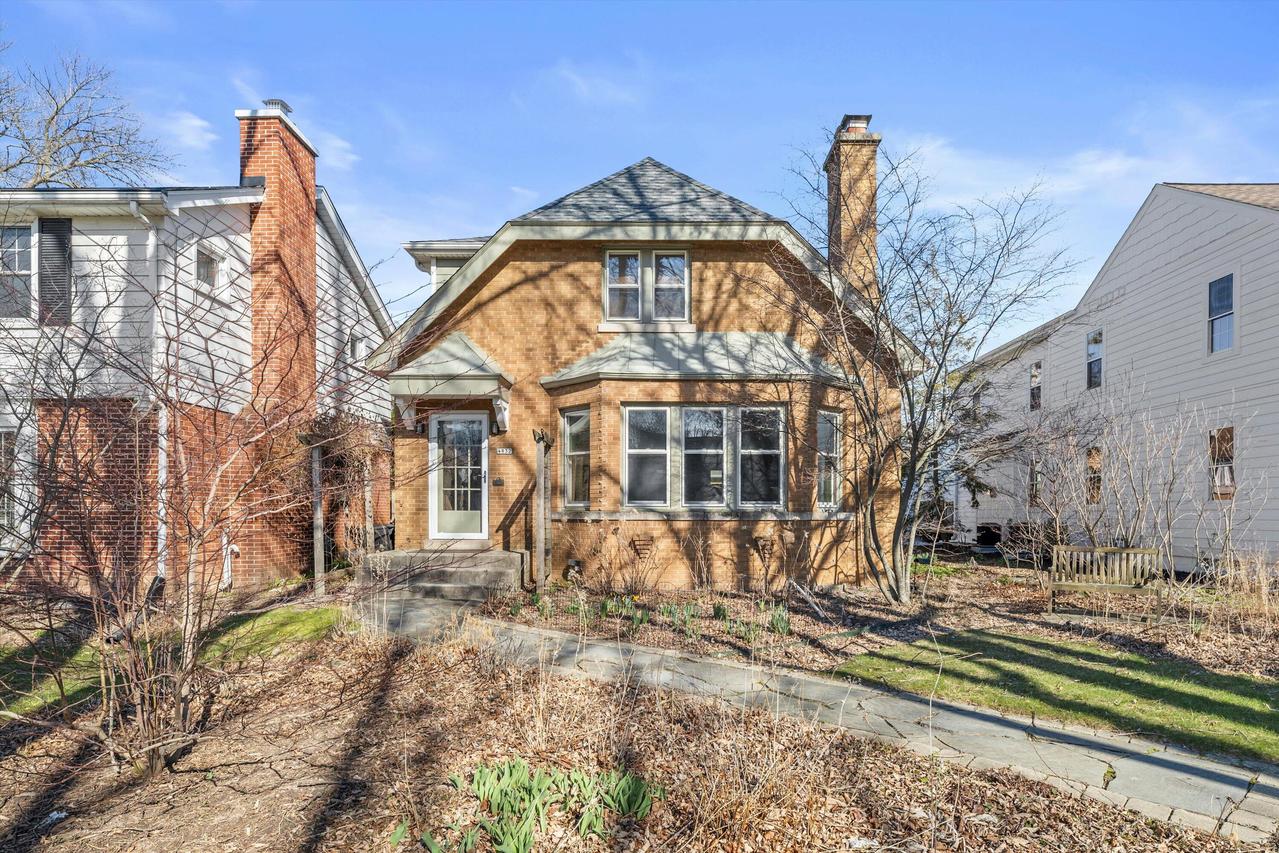 4832 N Newhall St, Whitefish Bay, WI 53217