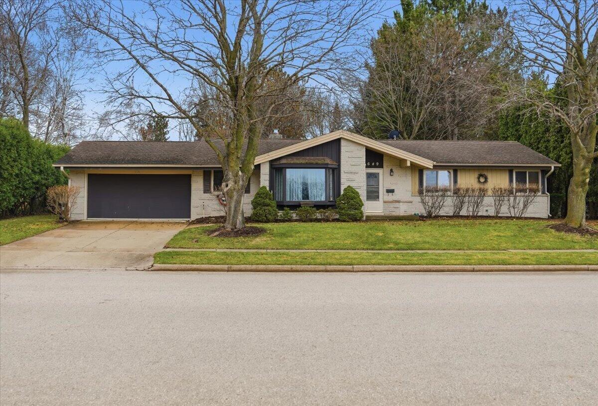 649 Edgewood Dr, Burlington, WI 53105