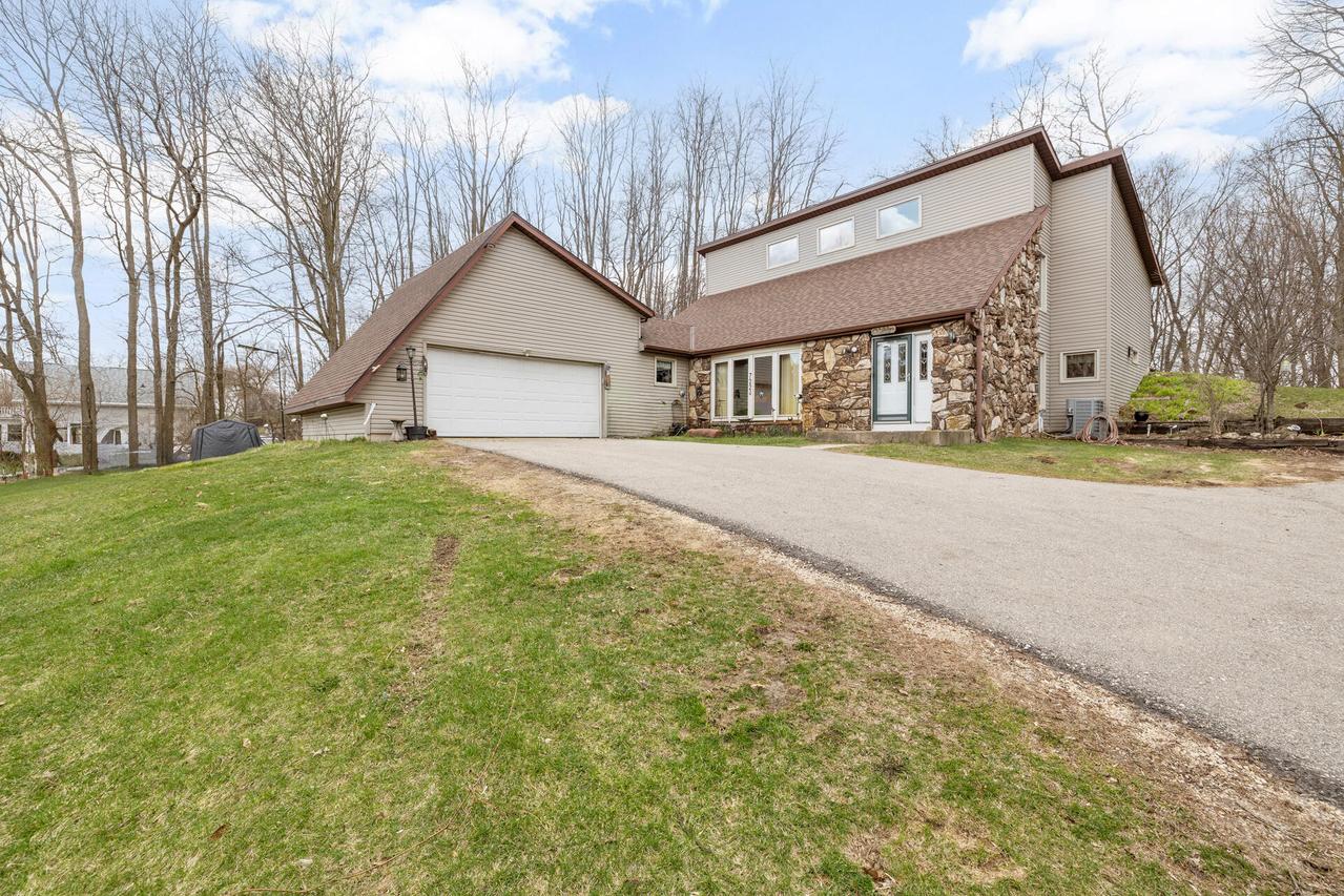 7224 Maple Ln, Hartford, WI 53027