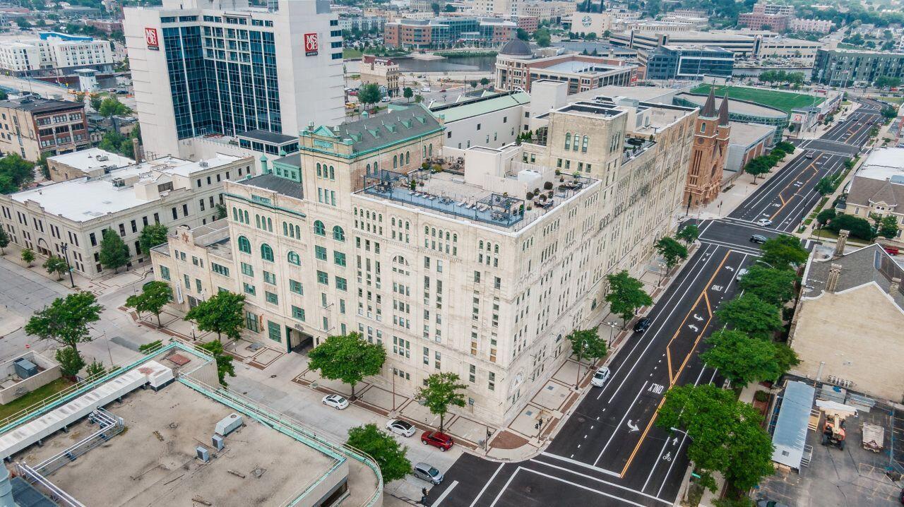 270 E Highland Ave #622, Milwaukee, WI 53202