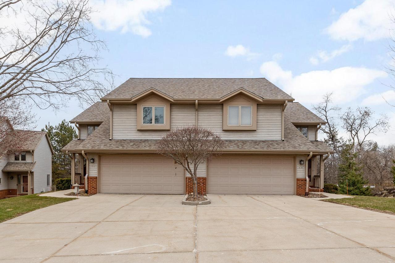 512 Frederick Ct, Oconomowoc, WI 53066