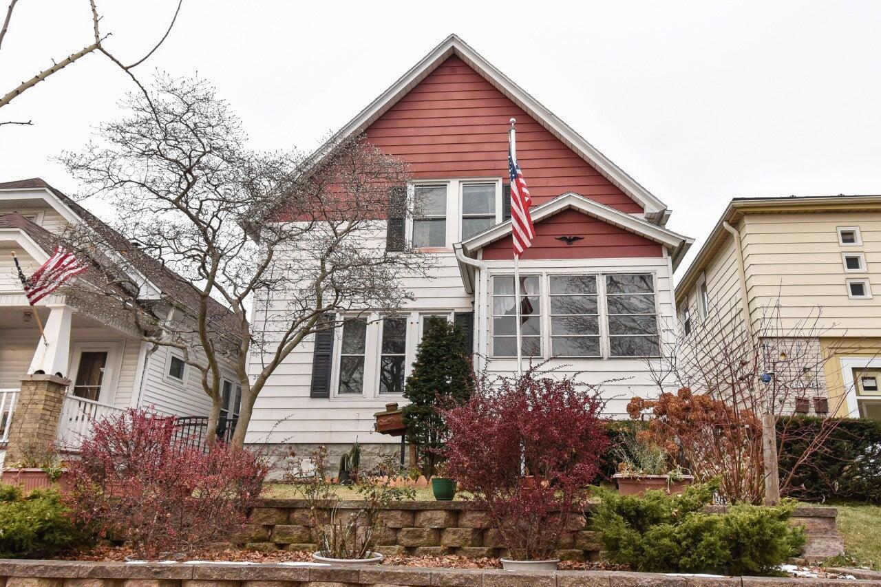 2049 S 70th St, West Allis, WI 53219