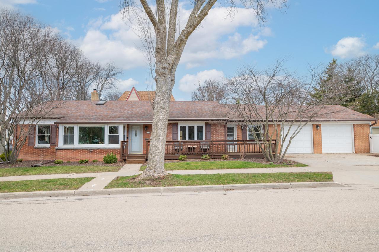 8330 W Meinecke Ave, Wauwatosa, WI 53213