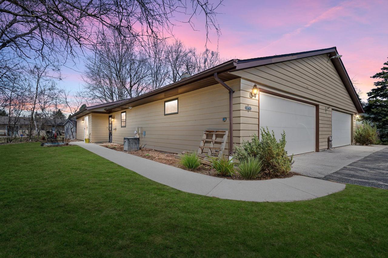 710 St Paul Dr, Slinger, WI 53086