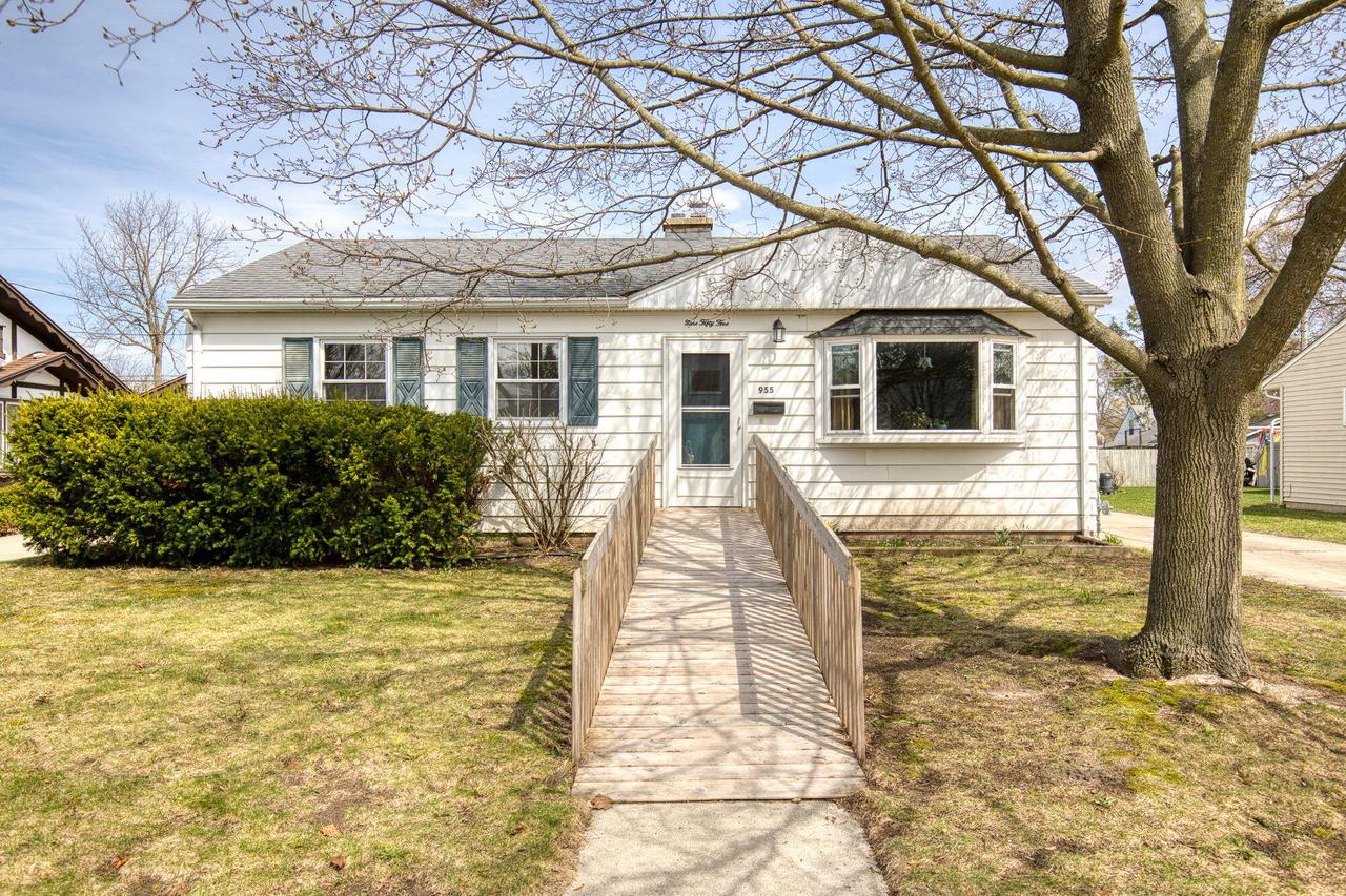 955 Lincoln Dr, West Bend, WI 53095