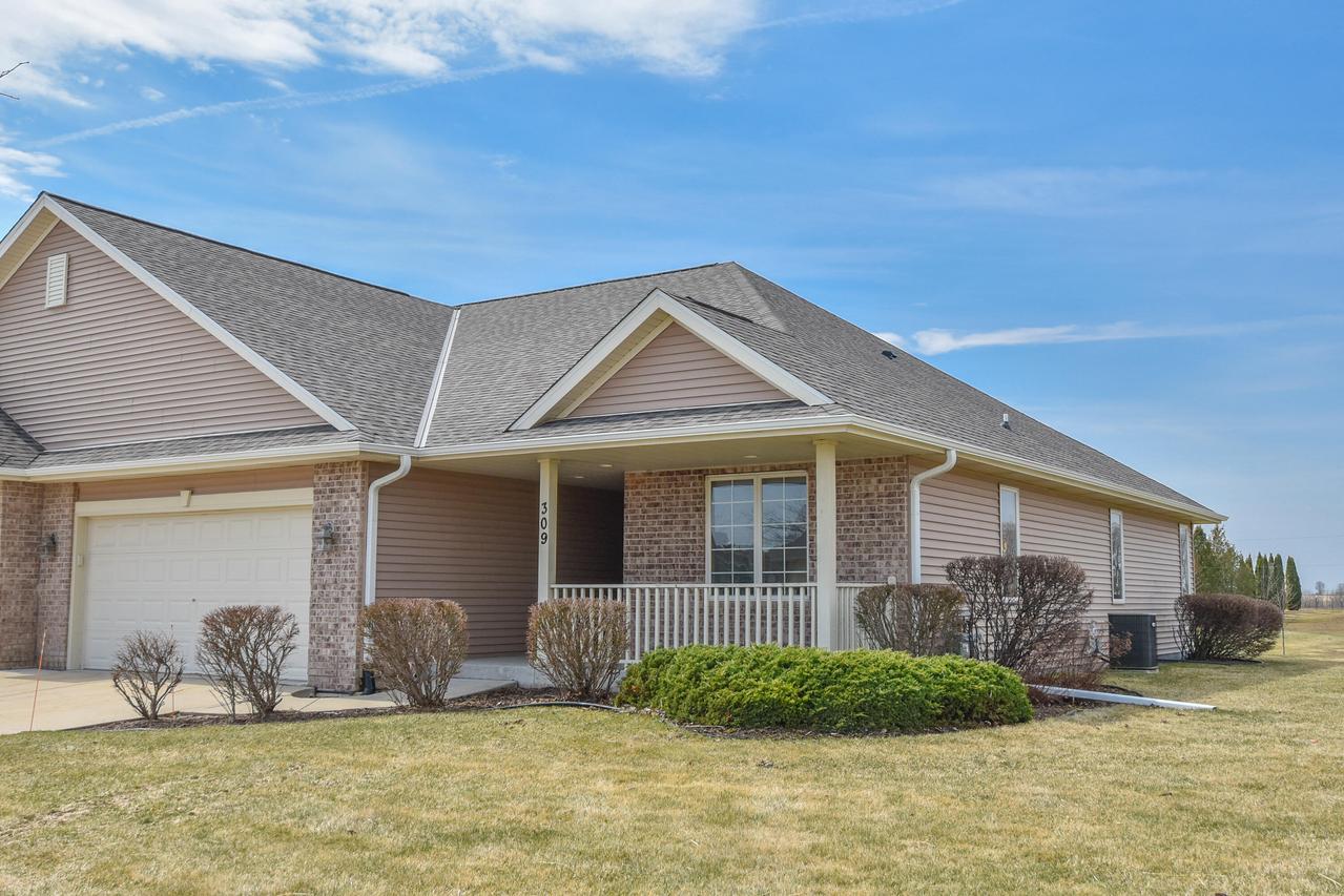 309 La Roche Ln, Belgium, WI 53004