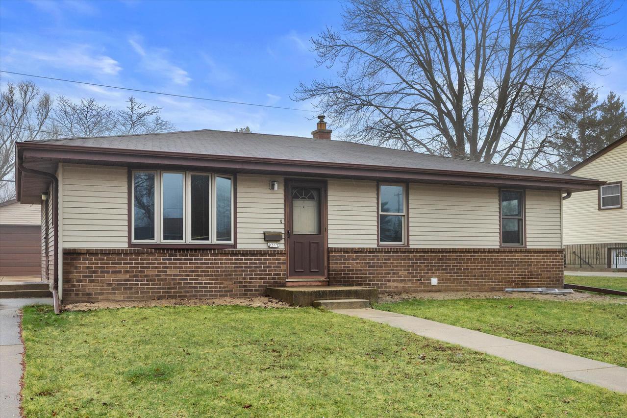 9317 Carol Ann Dr, Sturtevant, WI 53177