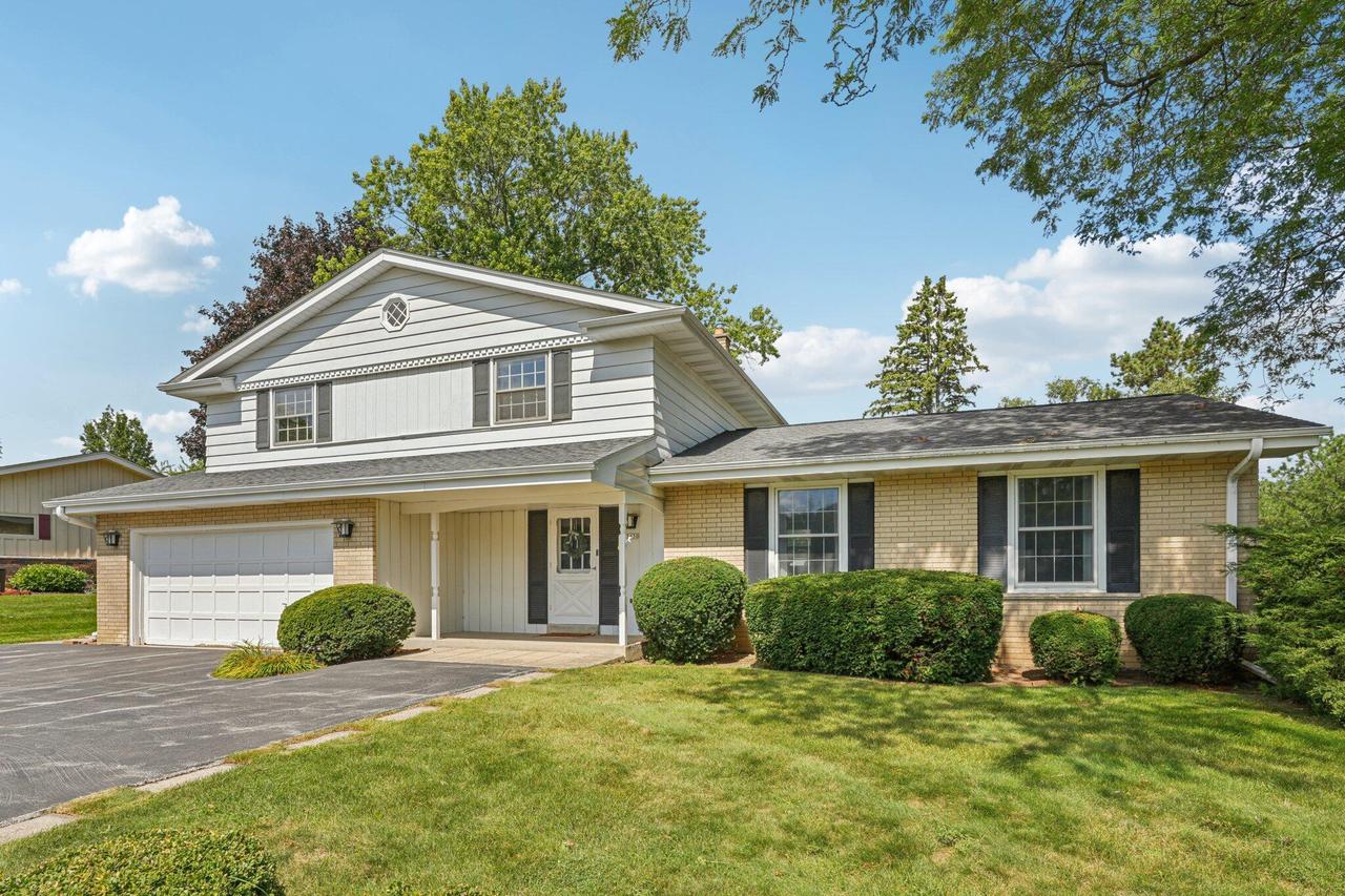 2430 W Applewood Ln, Glendale, WI 53209