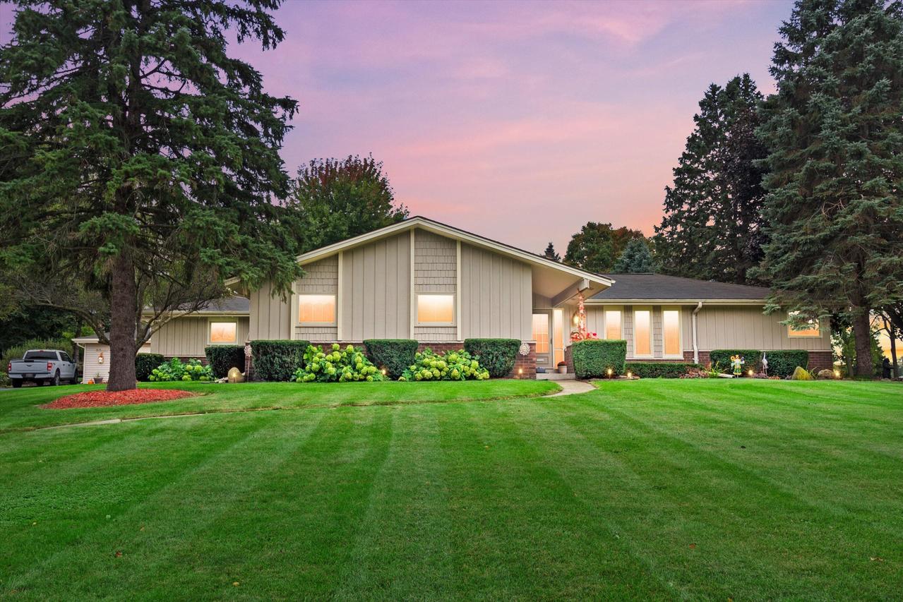 N8W27287 Woodridge Ln, Pewaukee, WI 53188