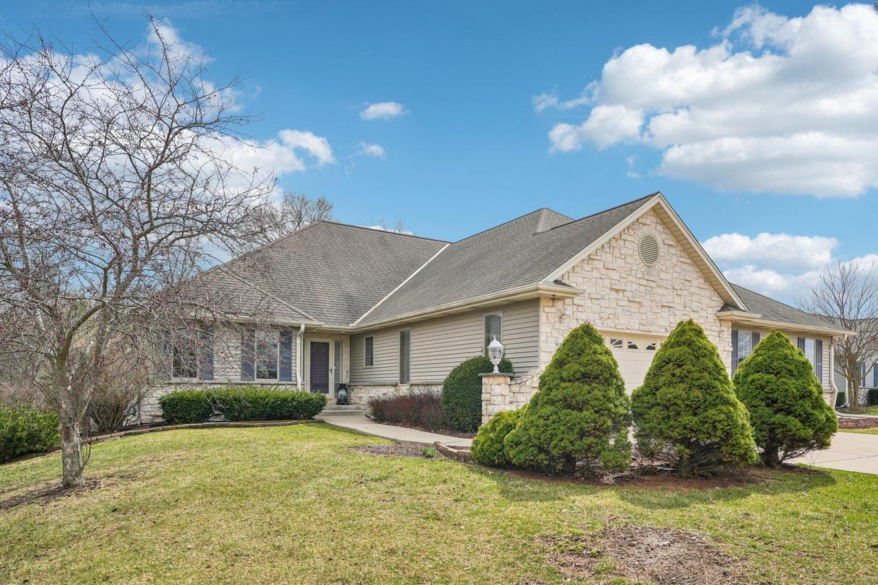 16605 W Sumerland Ct, New Berlin, WI 53151