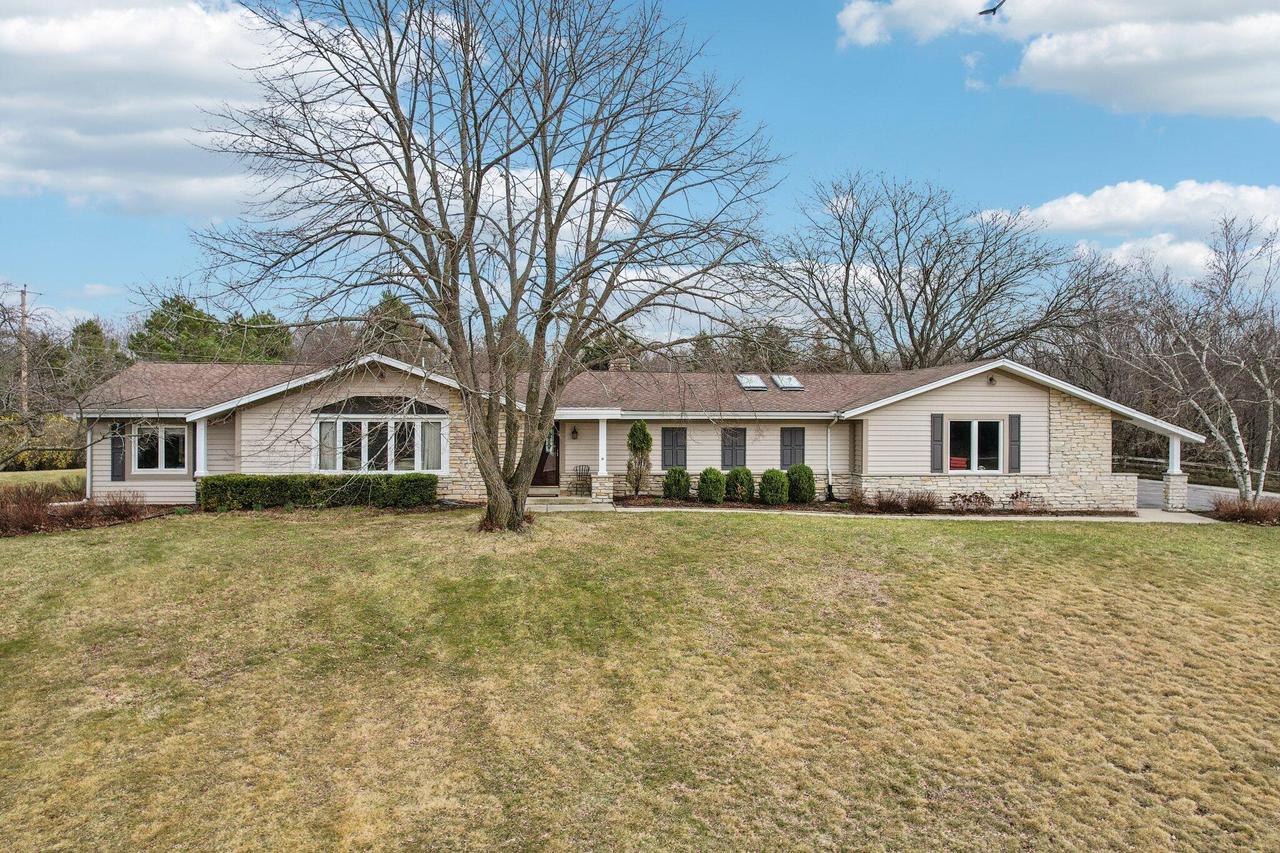 W338S4370 Drumlin Dr, Genesee, WI 53118