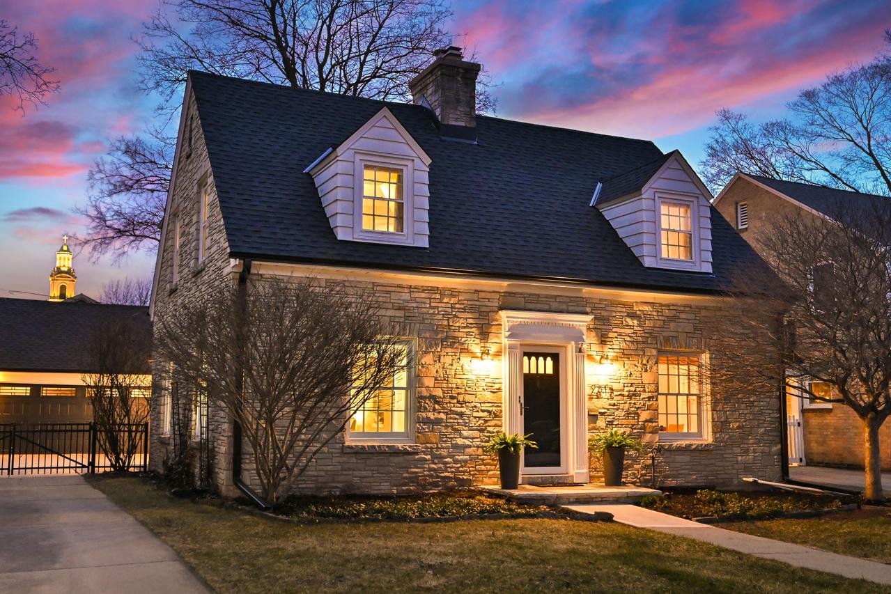 2617 N 90th St, Wauwatosa, WI 53226