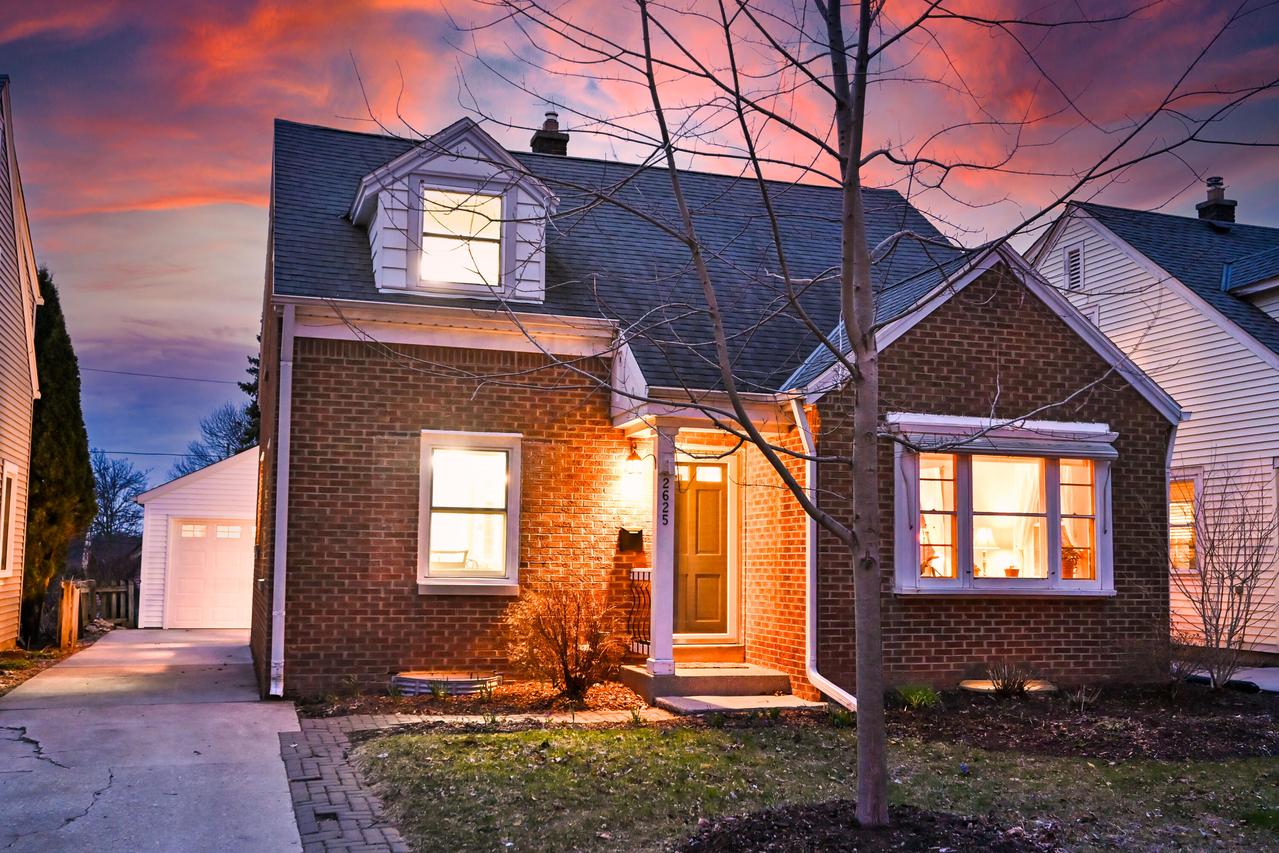 2625 N 65th St, Wauwatosa, WI 53213