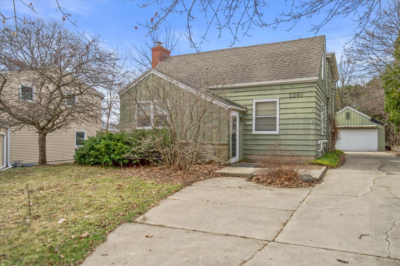 2207 N 119th St, Wauwatosa, WI 53226