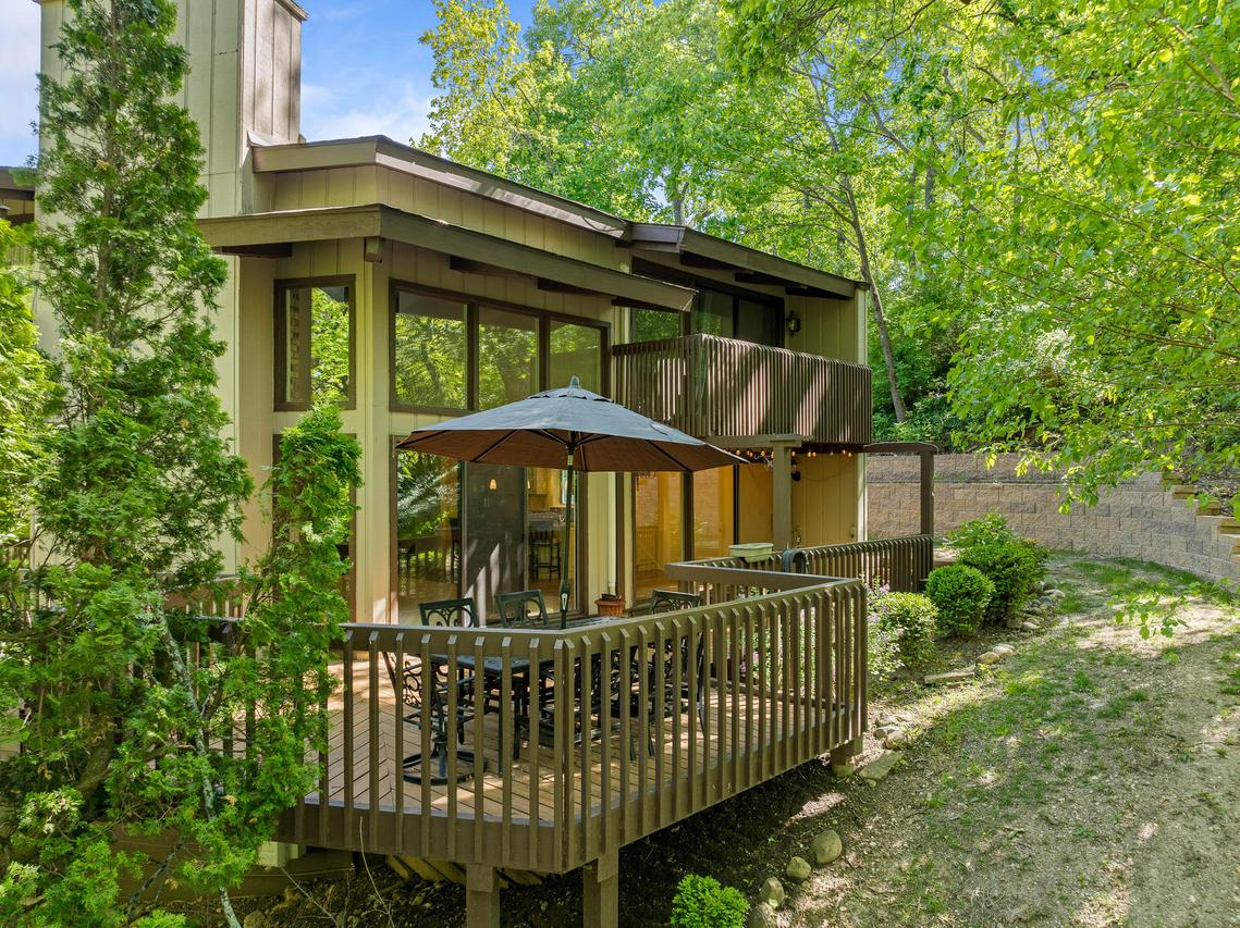 840 Woodland Ct #EE-1, Fontana, WI 53125