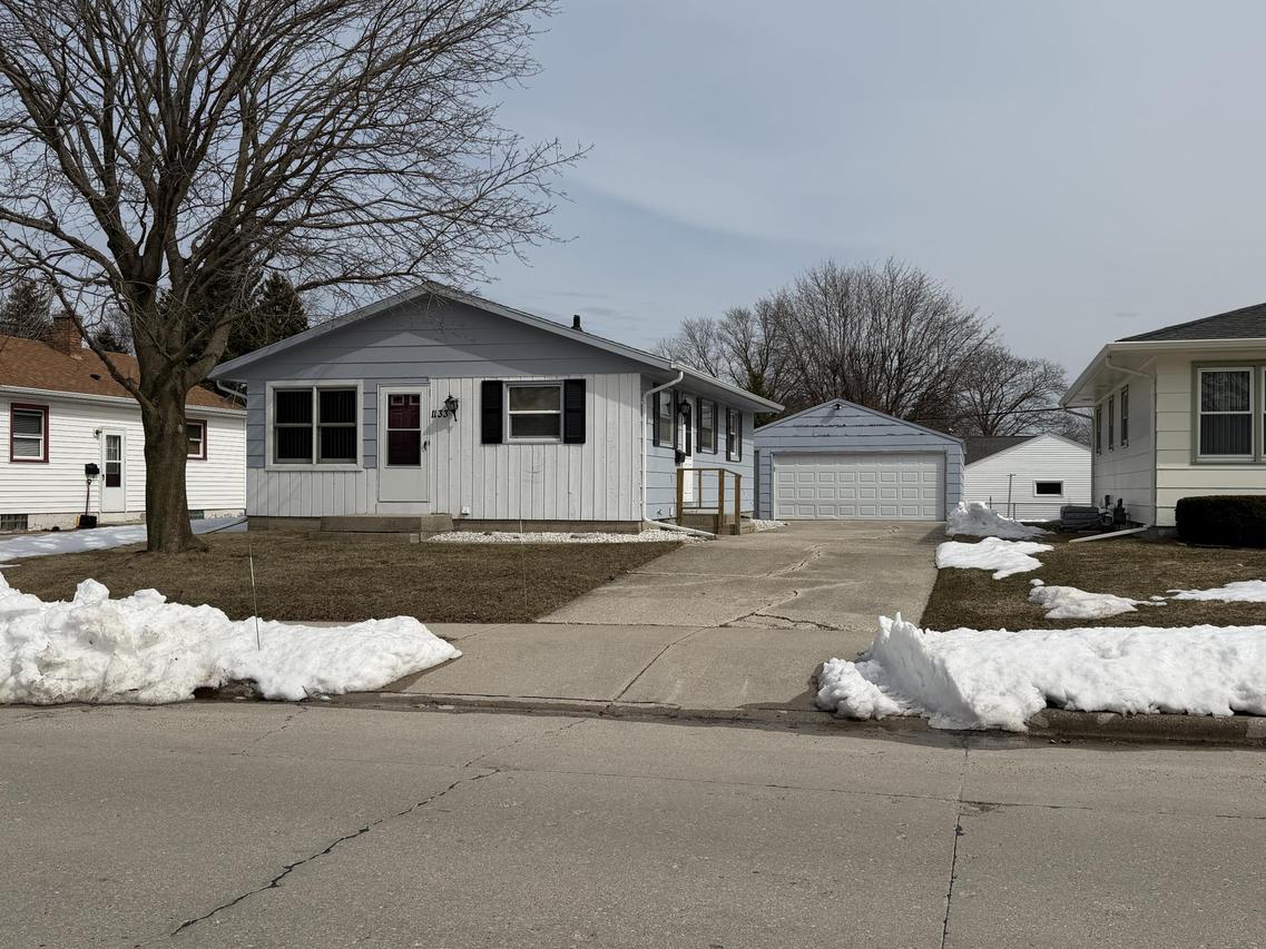 1133 S 36th St, Manitowoc, WI 54220