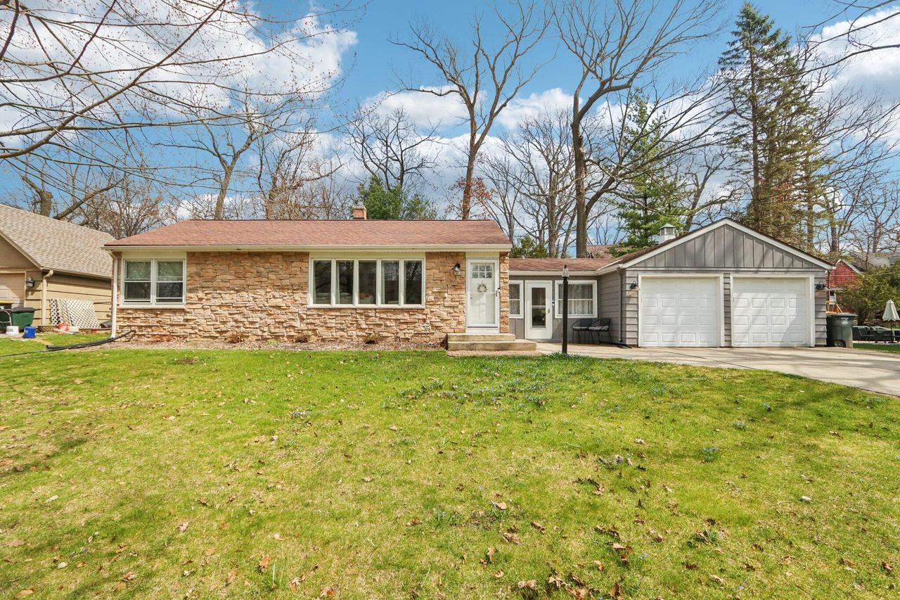 1418 N 123rd St, Wauwatosa, WI 53226