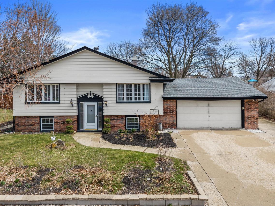 605 Juniper Ct, West Bend, WI 53095