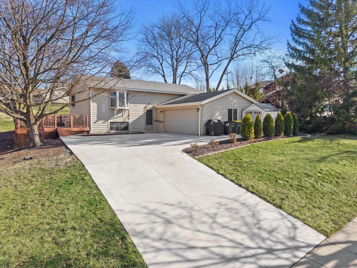 1961 Rambling Rose Rd, Waukesha, WI 53186
