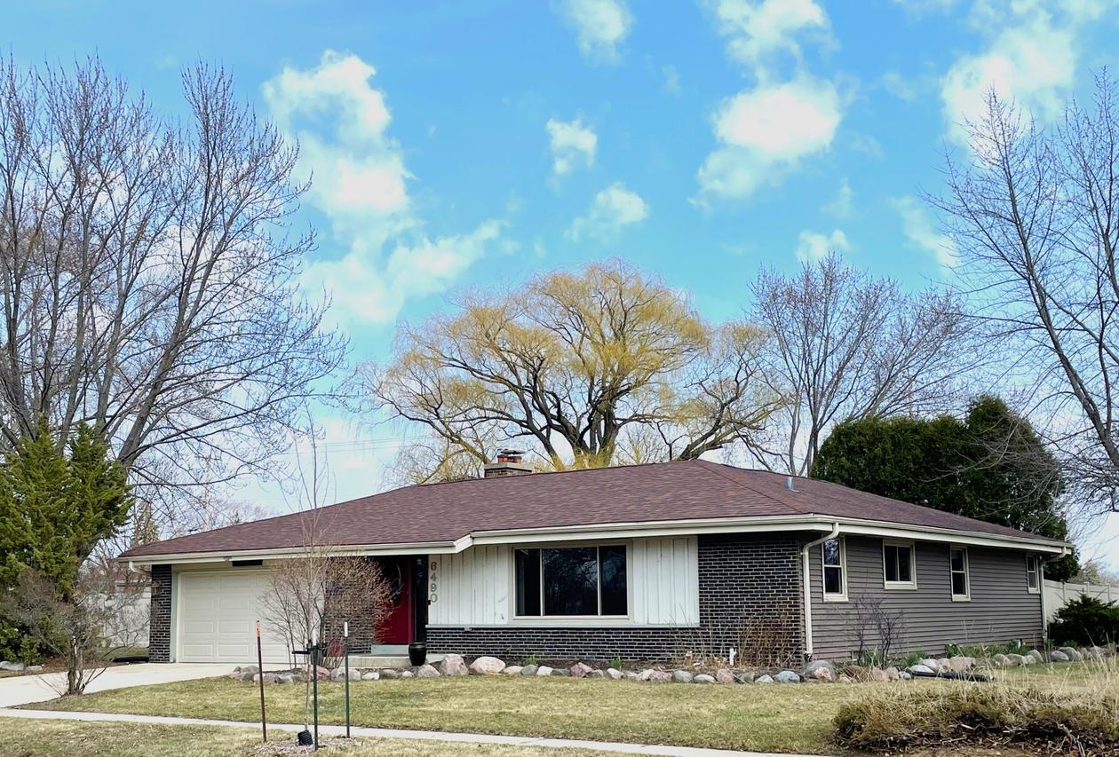 6490 S Crane Dr, Oak Creek, WI 53154