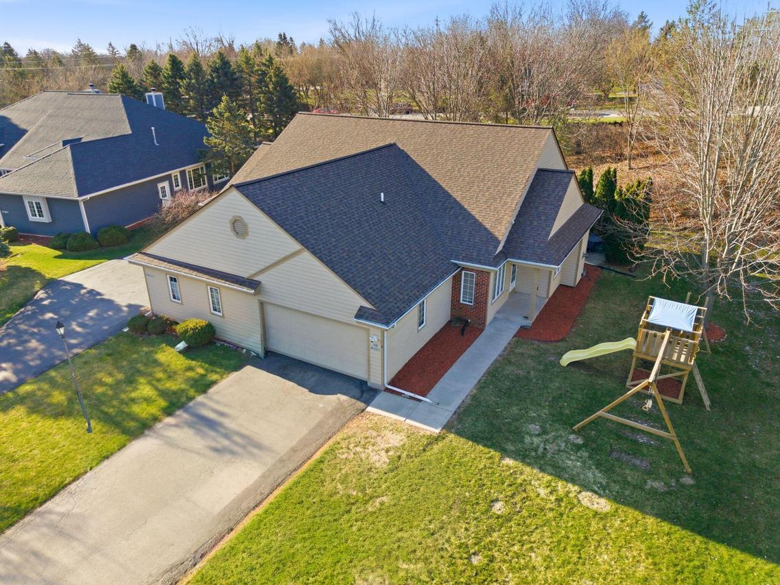 N48W16217 Lone Oak Ln, Menomonee Falls, WI 53051