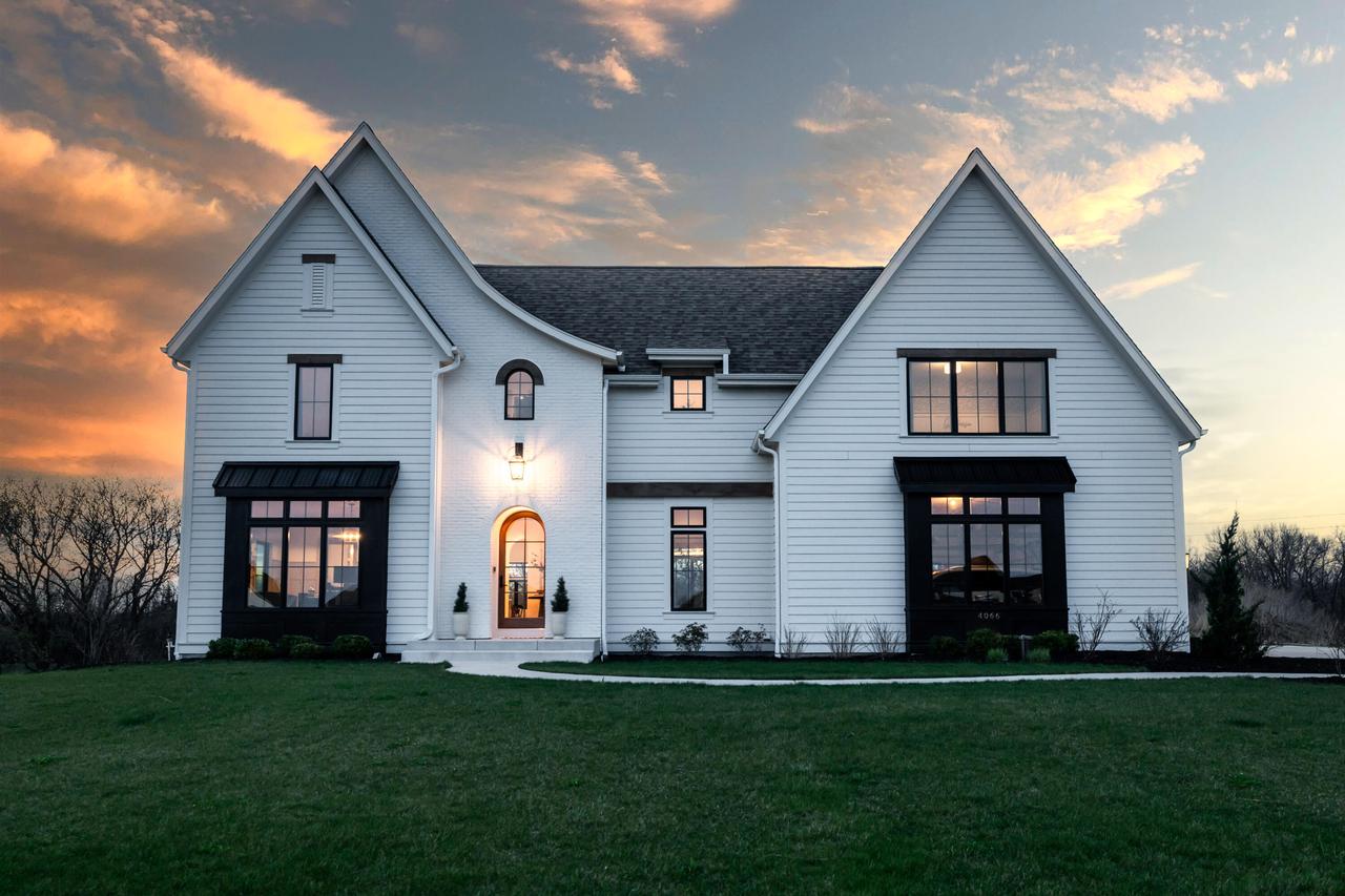 4066 Hawthorn Farm Ct, Delafield, WI 53018