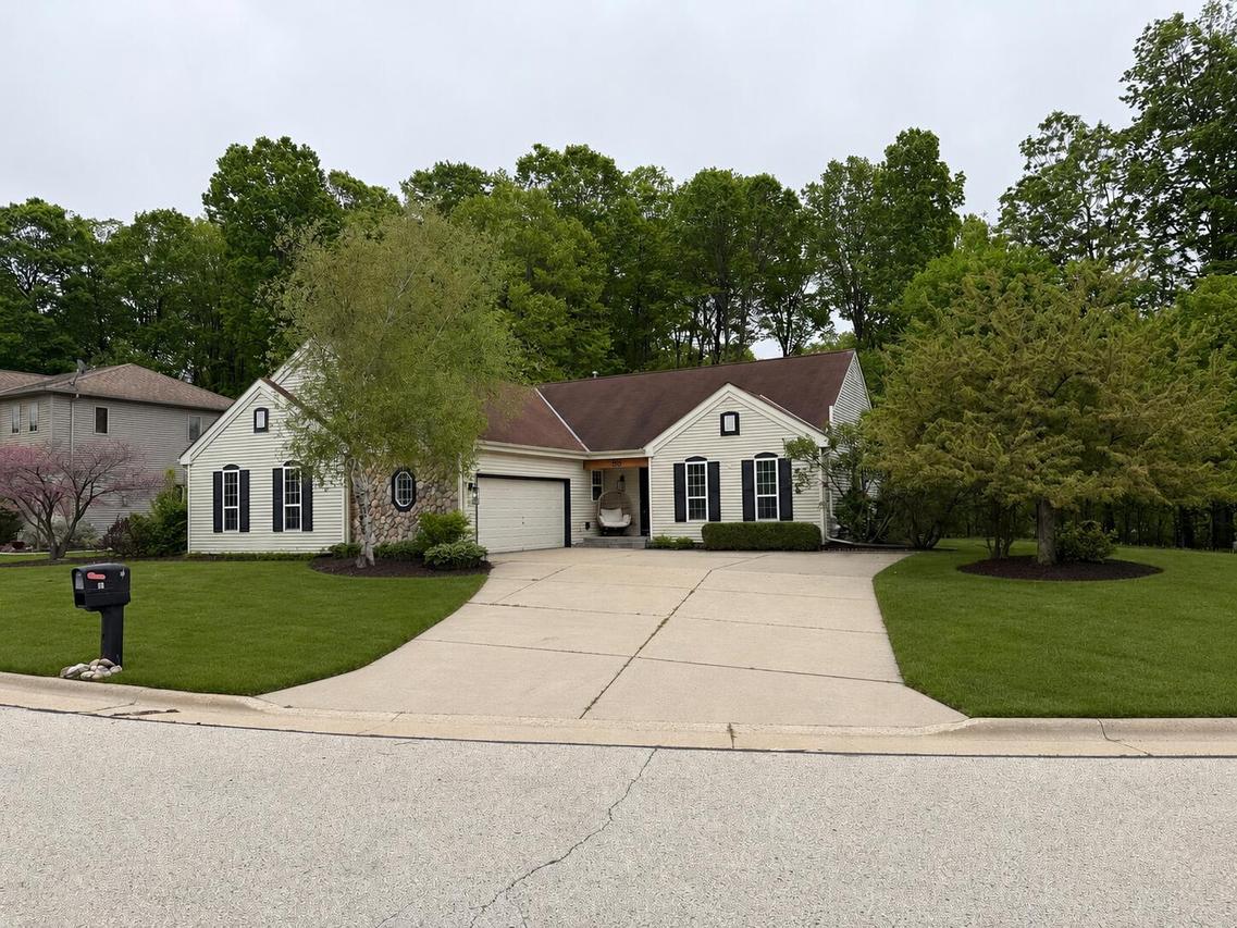 88 King Oak Ct, Random Lake, WI 53075