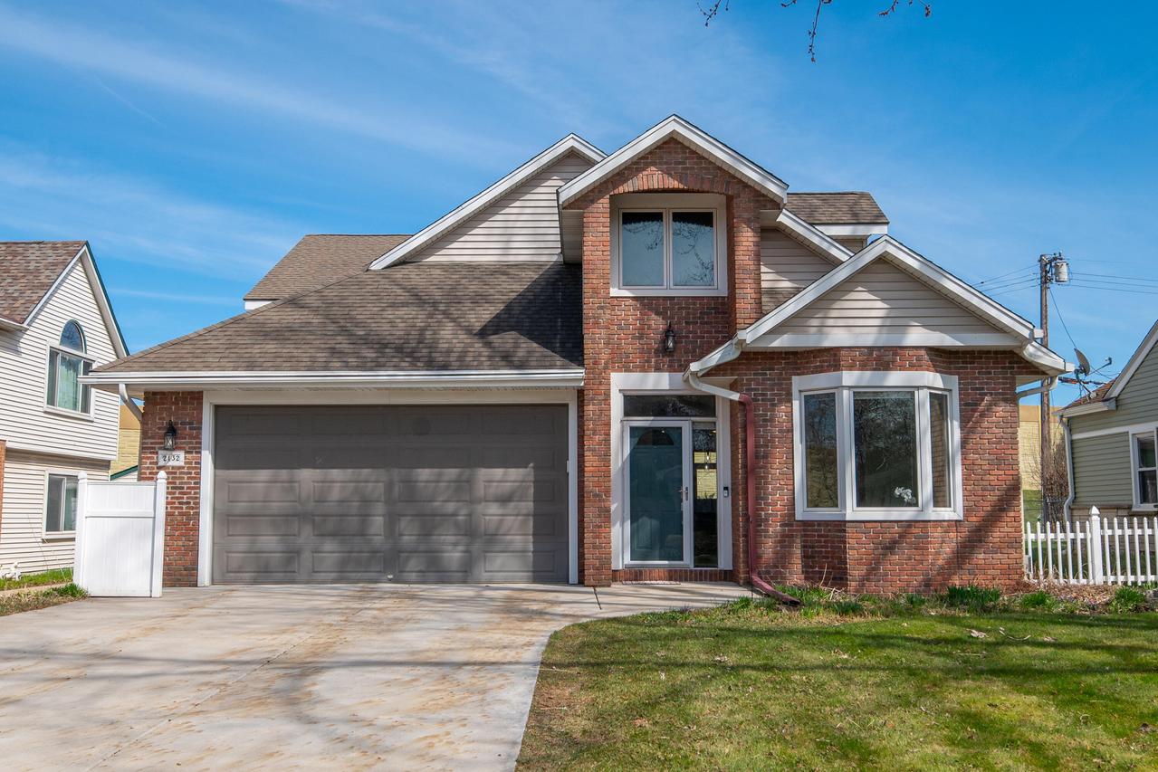 2132 N 113th St, Wauwatosa, WI 53226