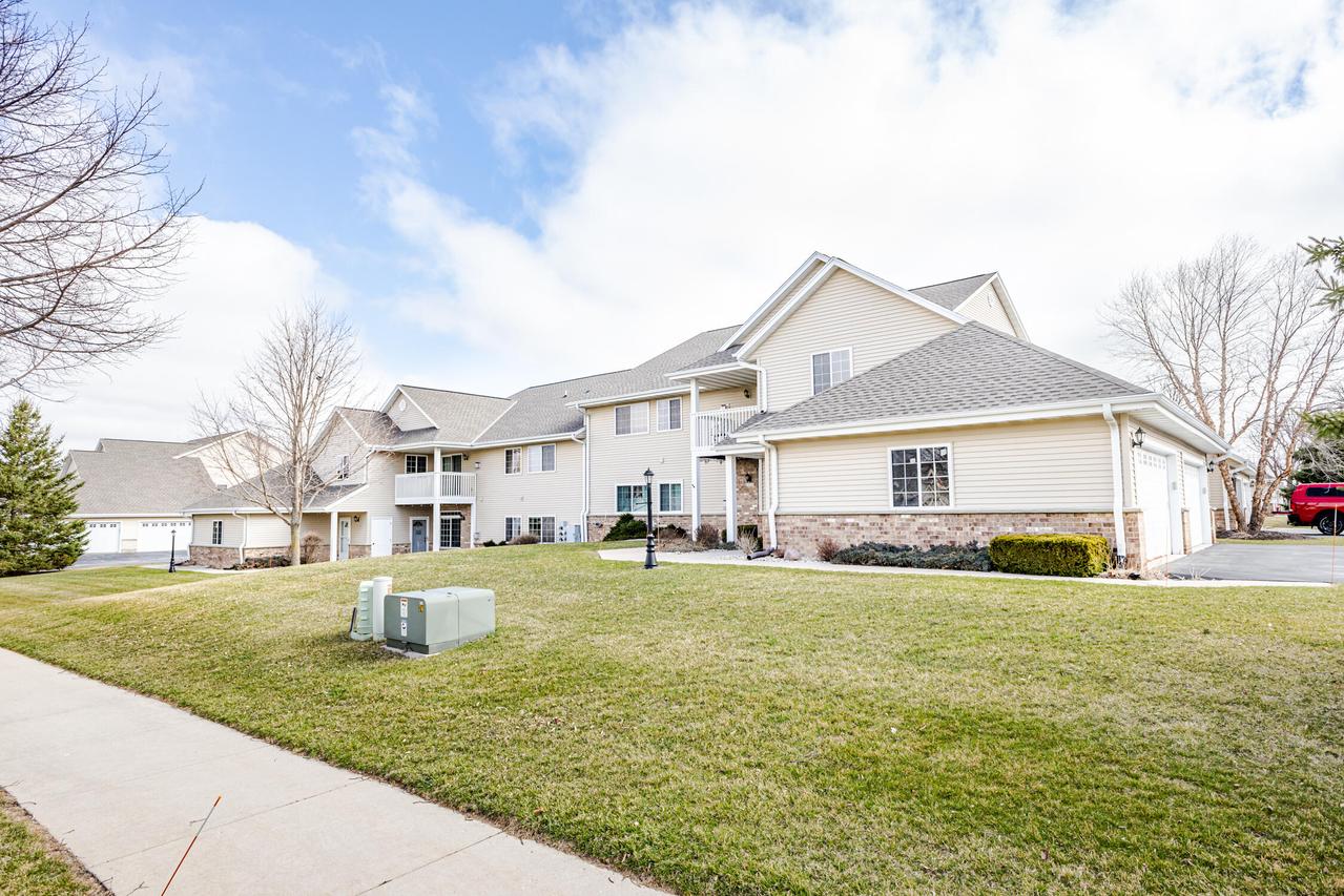 W197N17110 Stonewall Dr, Jackson, WI 53037