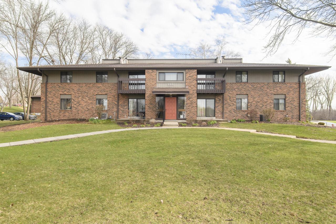 350 Park Hill #E, Pewaukee, WI 53072