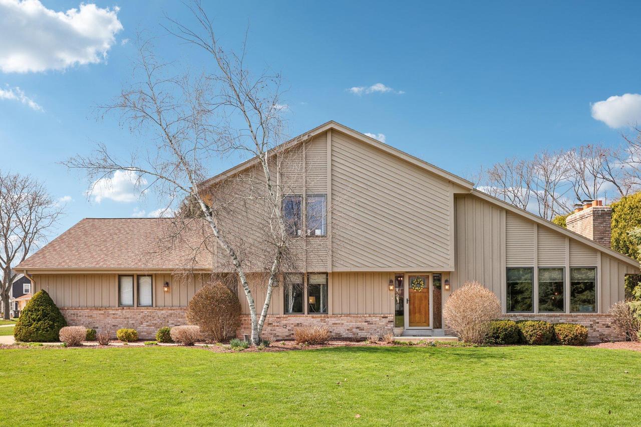 6241 S Whitnall Way, Hales Corners, WI 53130