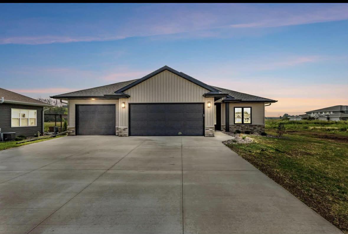 726 Tambour Ct, Lawrence, WI 54115