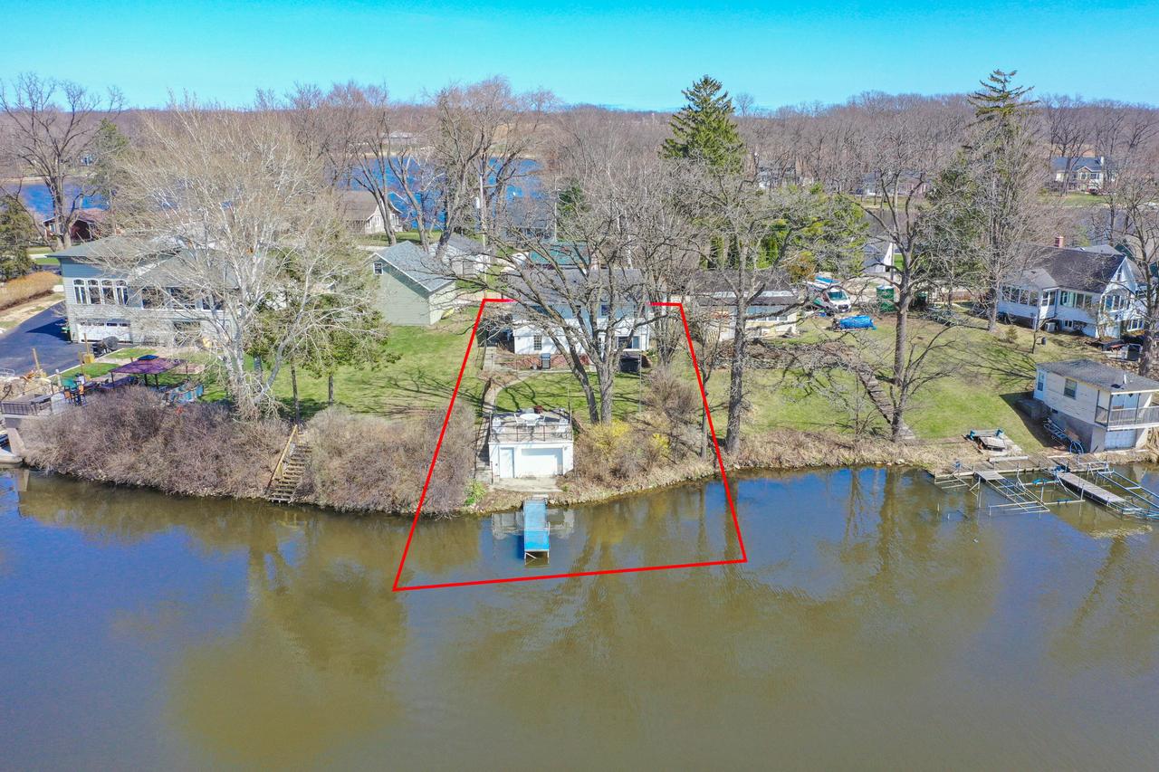 5410 W Peninsula Rd, Waterford, WI 53185