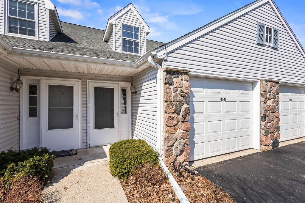 505 Lake Bluff #Unit C, Thiensville, WI 53092