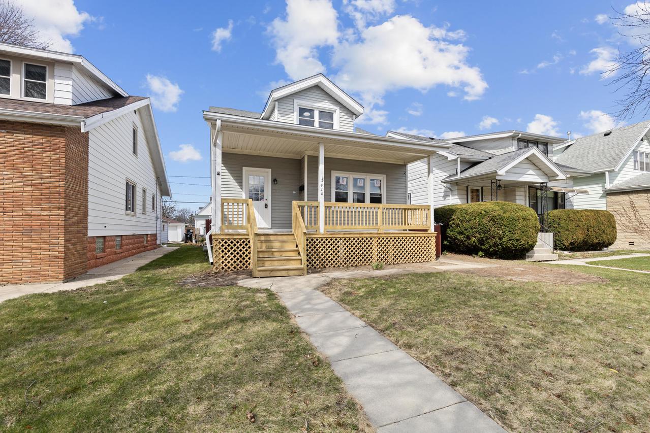 3820 E Munkwitz Ave, Cudahy, WI 53110