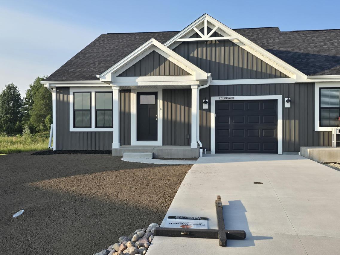 W219N16394 Jasmine Ct, Jackson, WI 53037