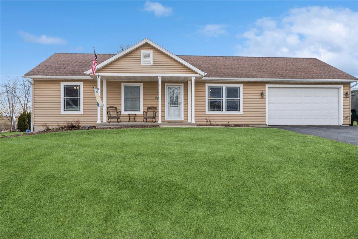 327 Tomahawk Dr, Twin Lakes, WI 53181