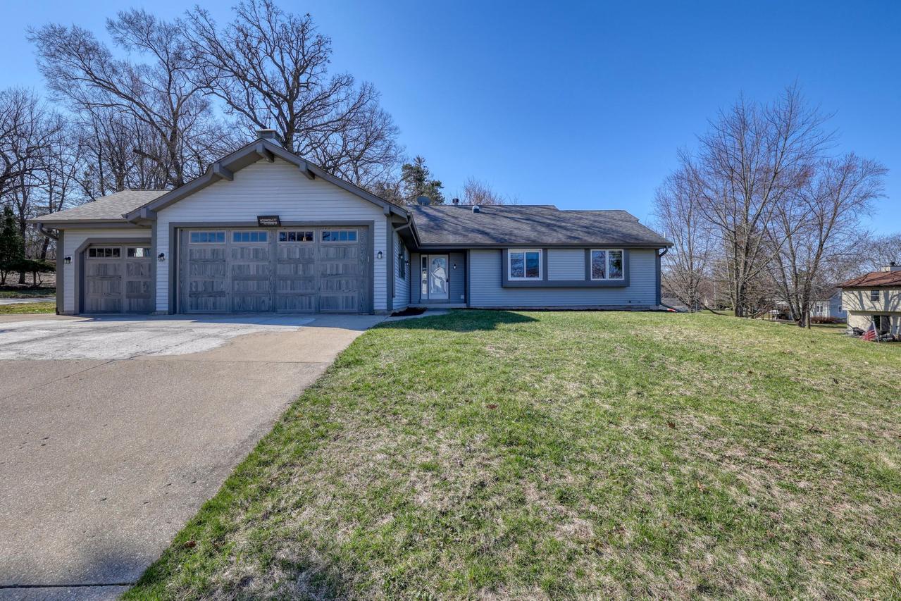 n29w26677 Peterson Dr, Pewaukee, WI 53072