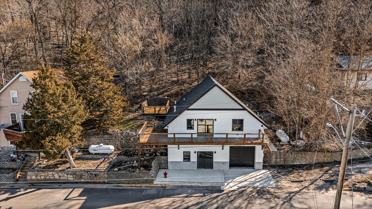 180 S Hill St, Fountain City, WI 54629