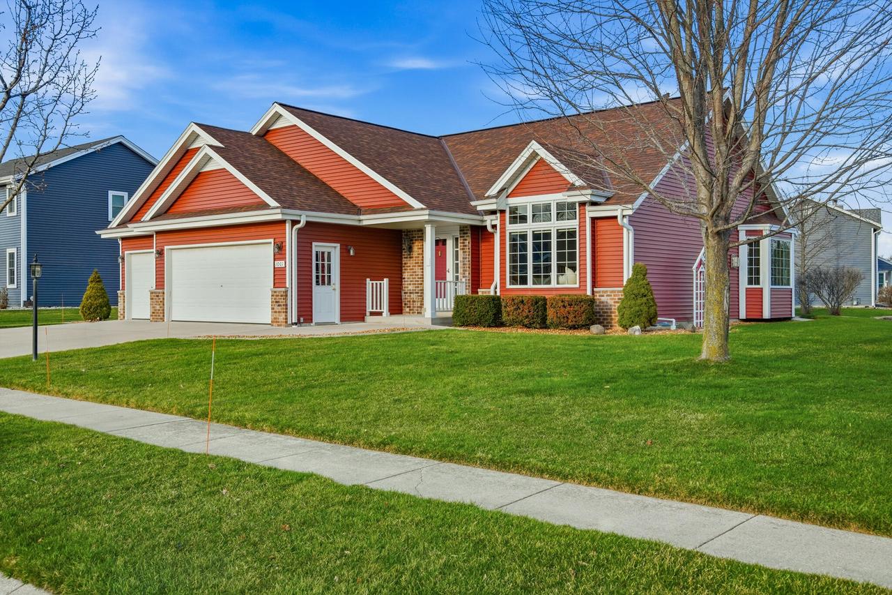 1001 Spring Waters Dr, Oconomowoc, WI 53066