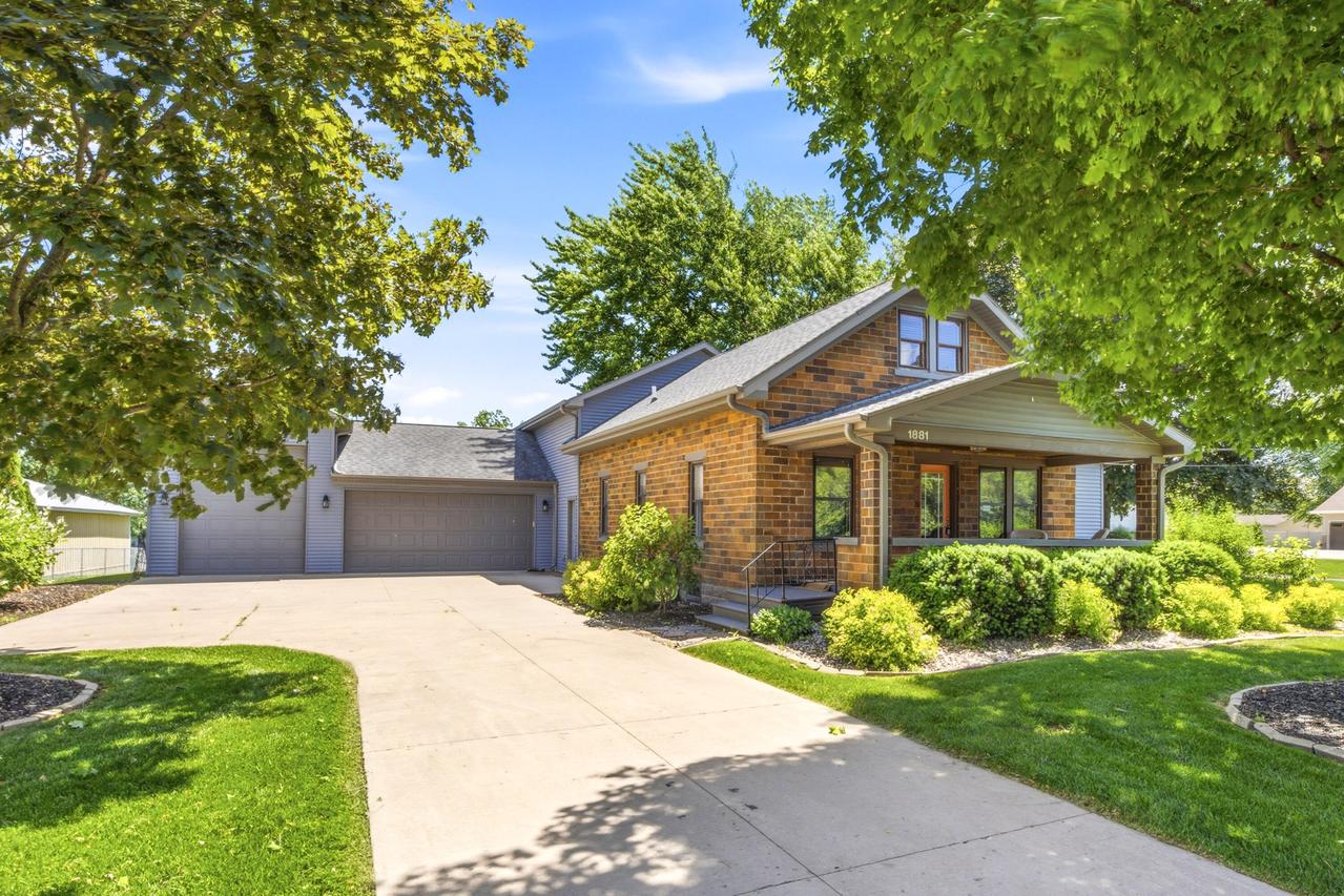 1881 W Main St, Little Chute, WI 54911